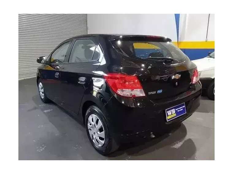 Chevrolet Onix Preto 9