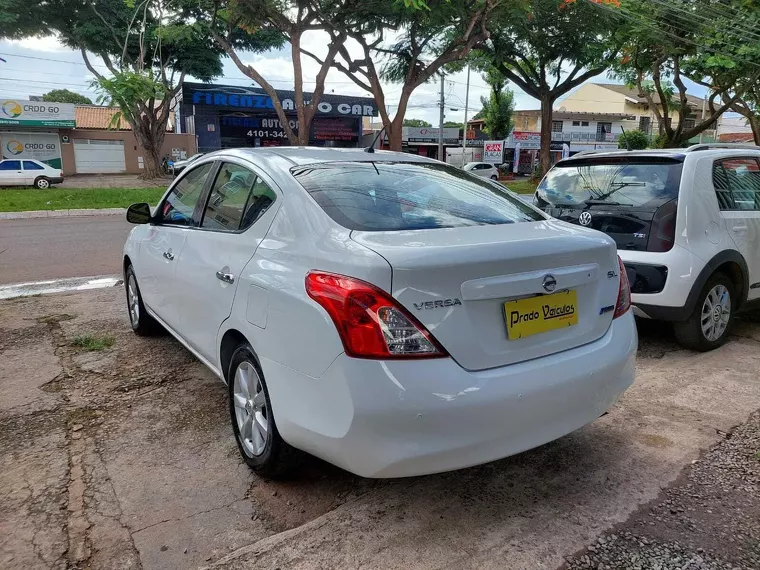 Nissan Versa Branco 5