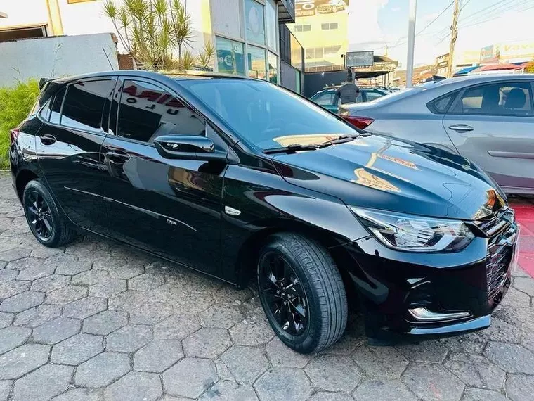 Chevrolet Onix Preto 13