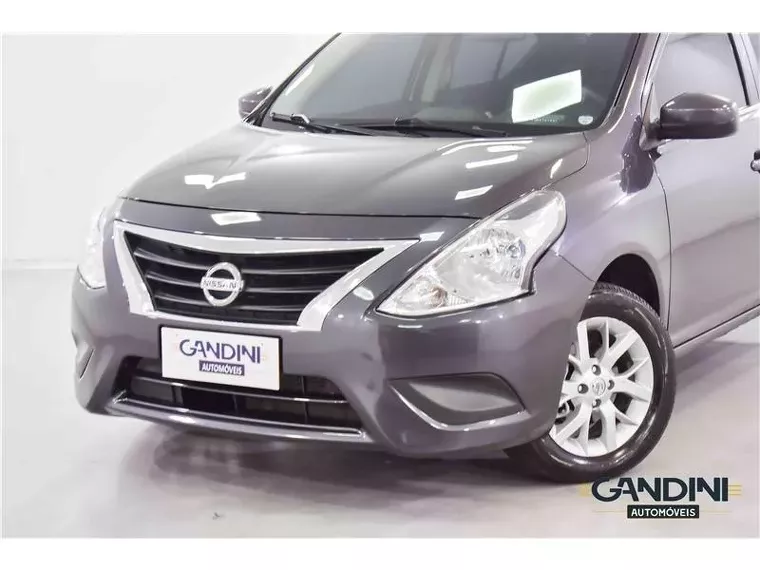 Nissan Versa Cinza 10