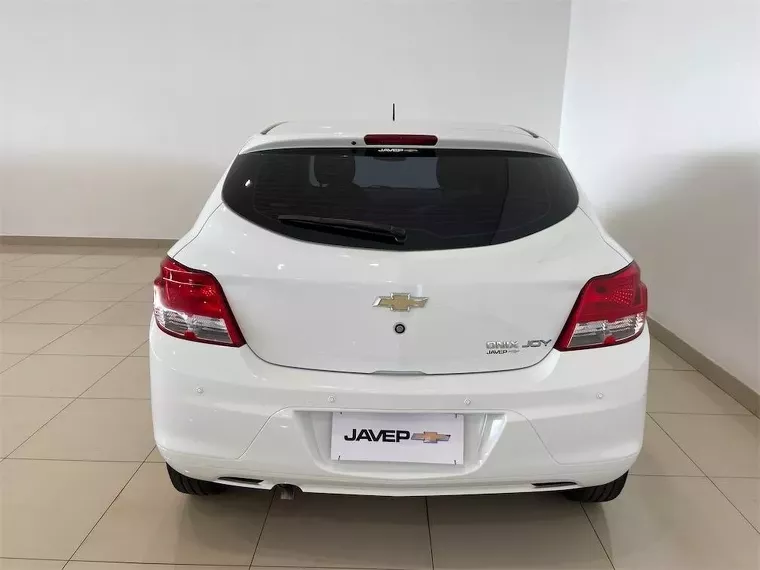 Chevrolet Onix Branco 9