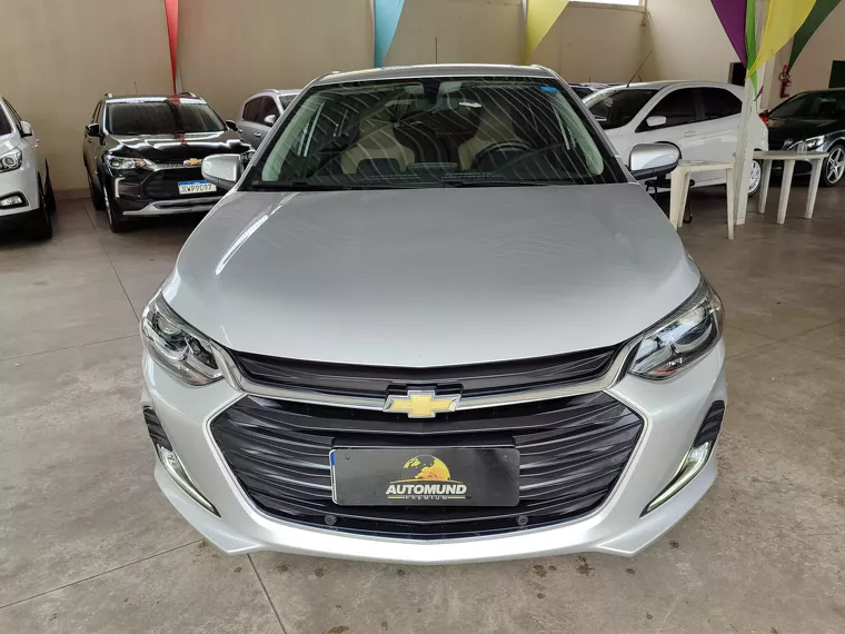 Chevrolet Onix Prata 1