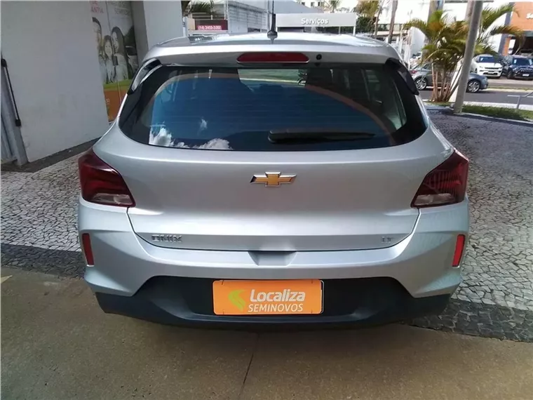 Chevrolet Onix Prata 5