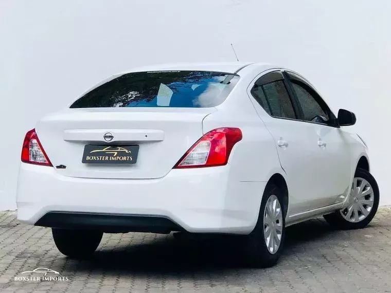 Nissan Versa Branco 14