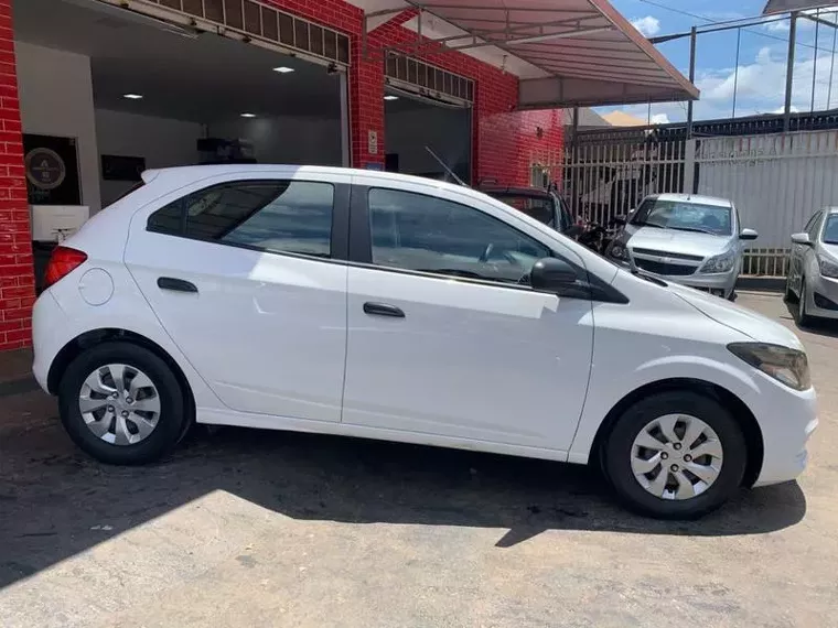 Chevrolet Onix Branco 16