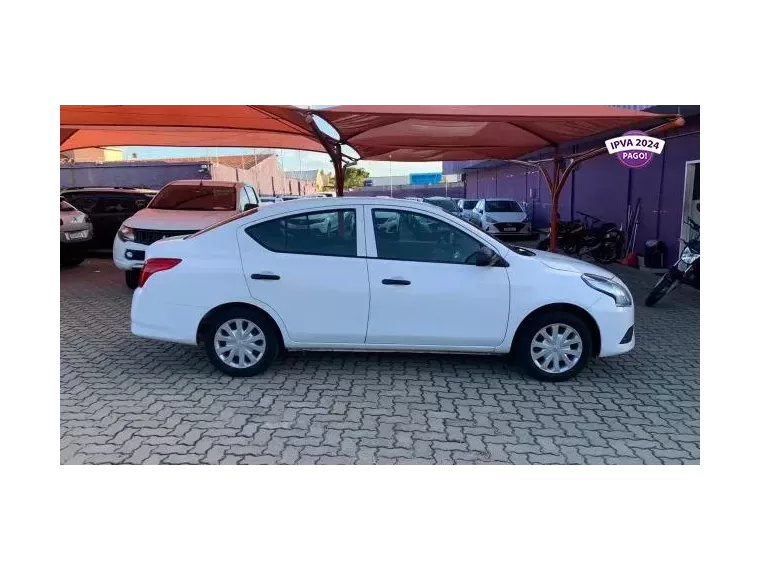 Nissan Versa Branco 4