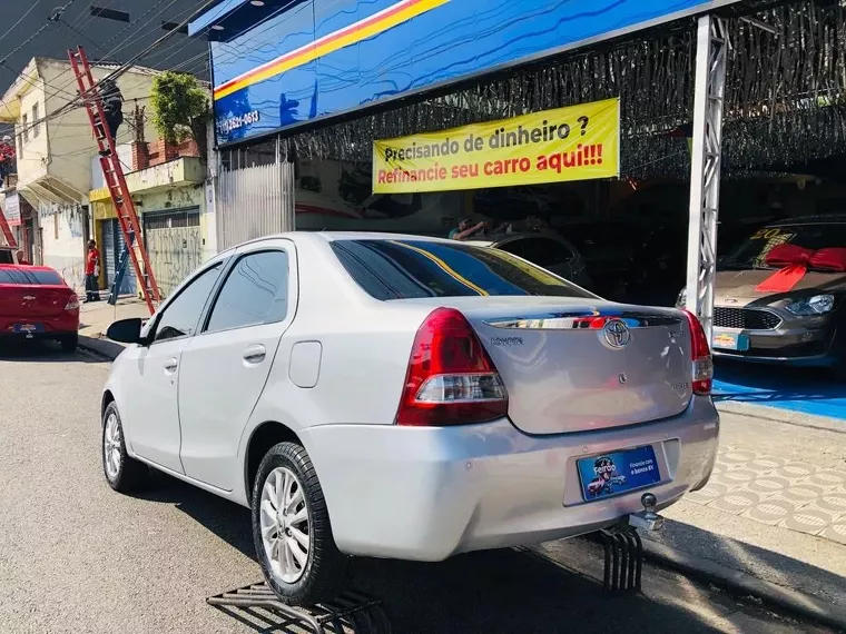 Toyota Etios Prata 11