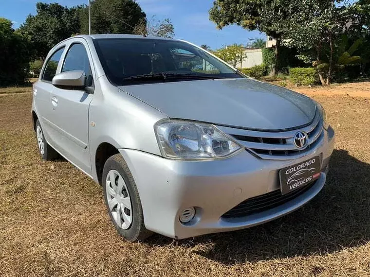 Toyota Etios Prata 8