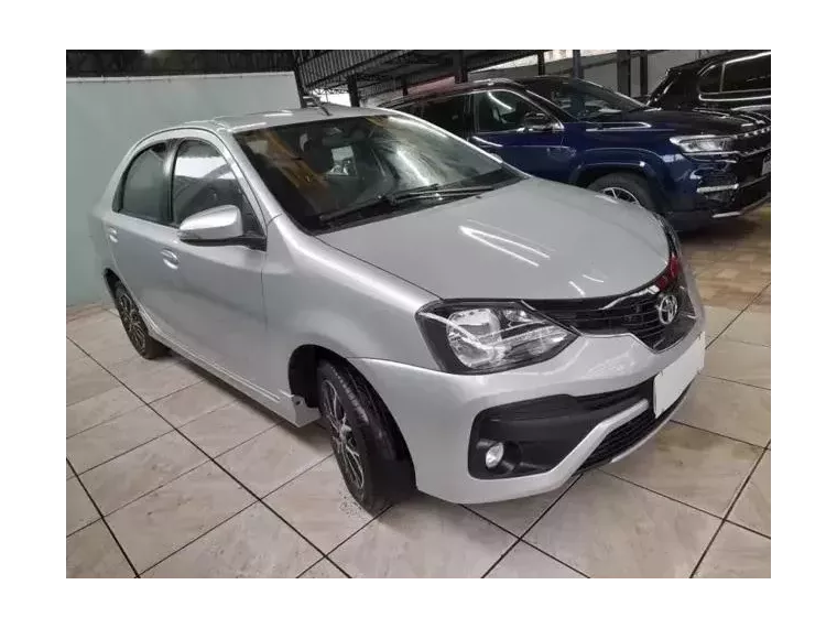 Toyota Etios Prata 8