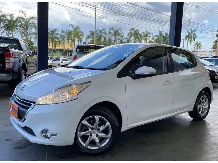 Peugeot 208 Branco 11