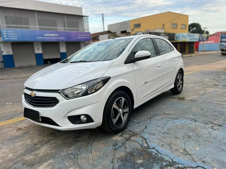 Chevrolet Onix Prata 1