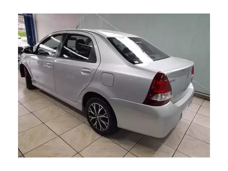 Toyota Etios Prata 5