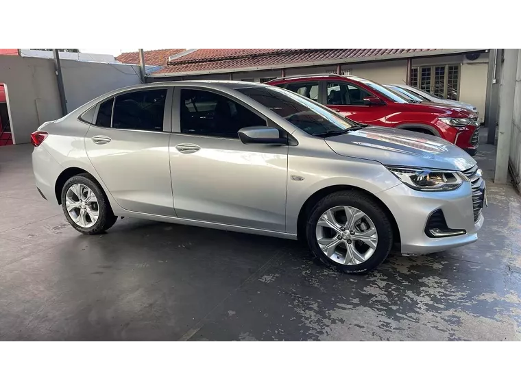 Chevrolet Onix Prata 6