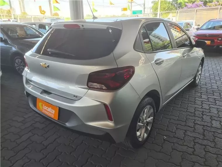 Chevrolet Onix Prata 3