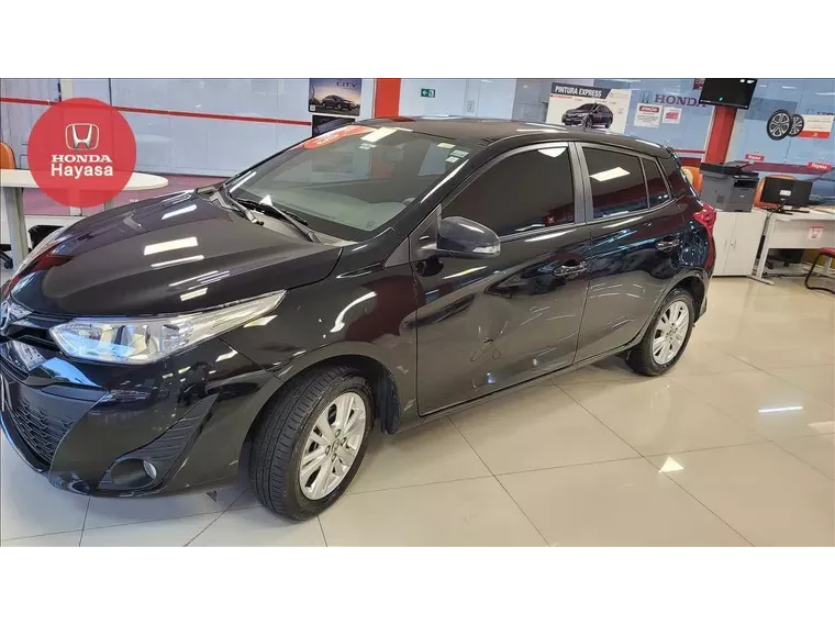 Toyota Yaris Preto 1