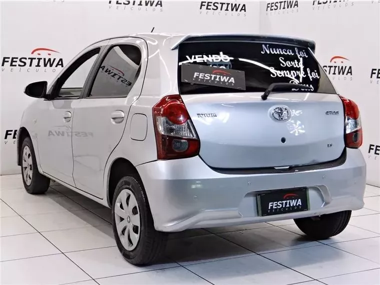 Toyota Etios Prata 6