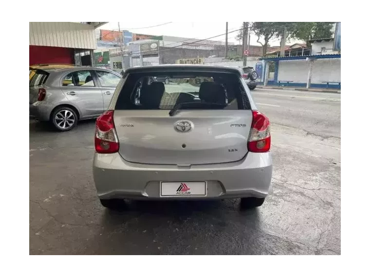 Toyota Etios Prata 4