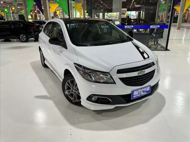 Chevrolet Onix Branco 1