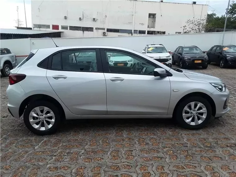 Chevrolet Onix Prata 6