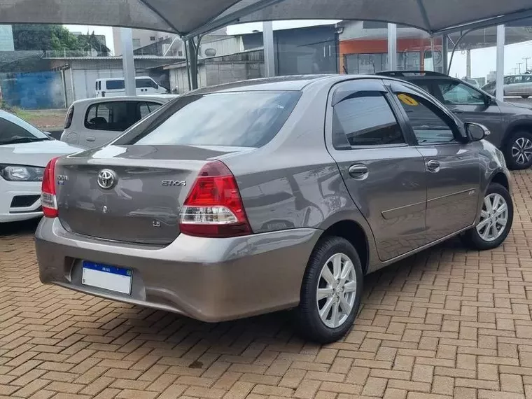 Toyota Etios Cinza 2