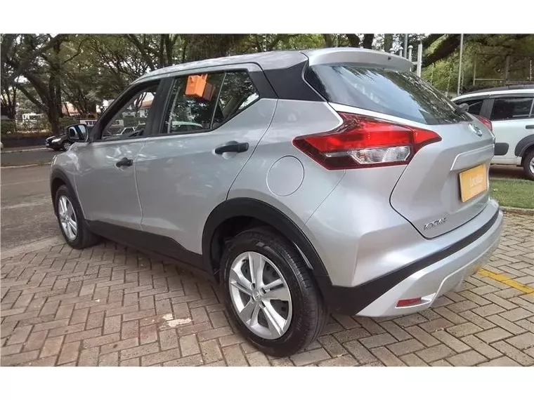 Nissan Kicks Prata 12