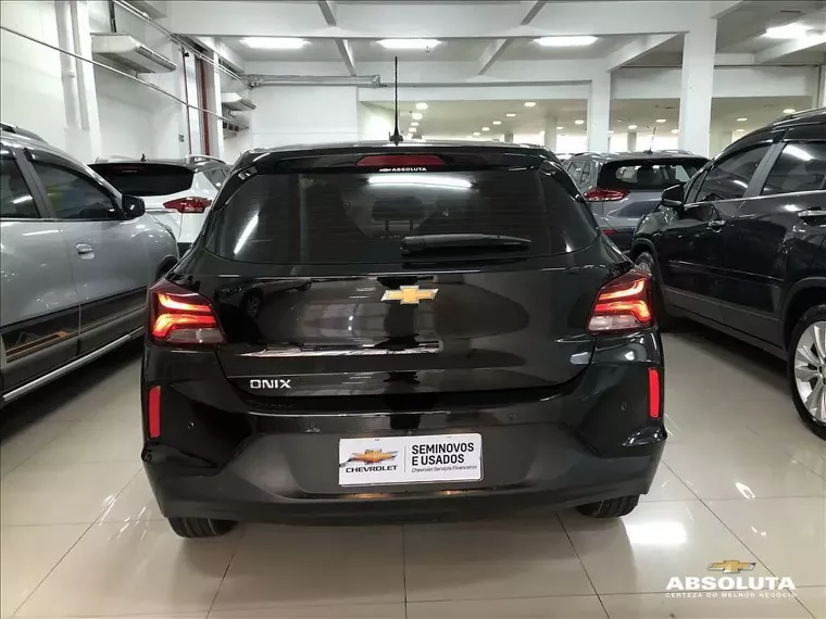 Chevrolet Onix Preto 11