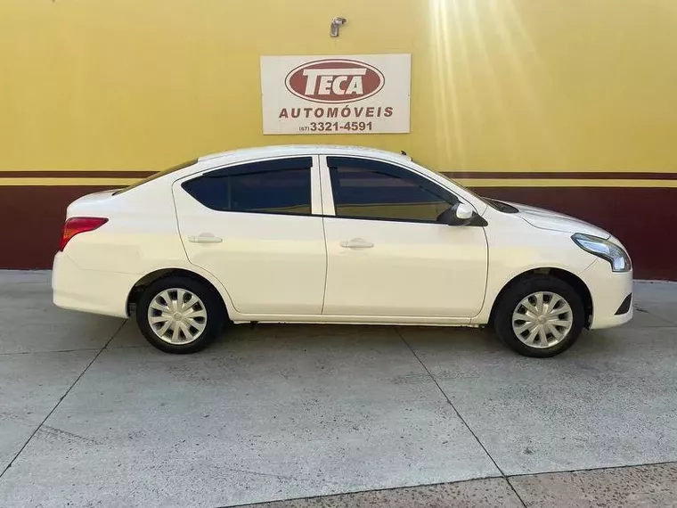 Nissan Versa Branco 4