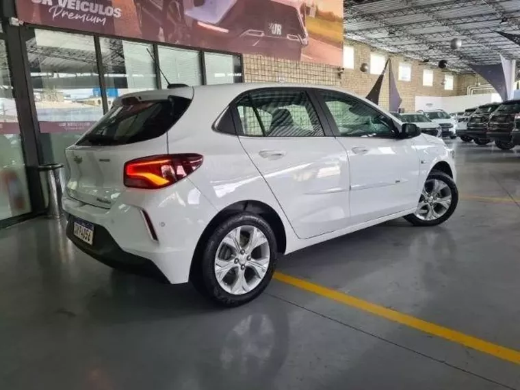 Chevrolet Onix Branco 6