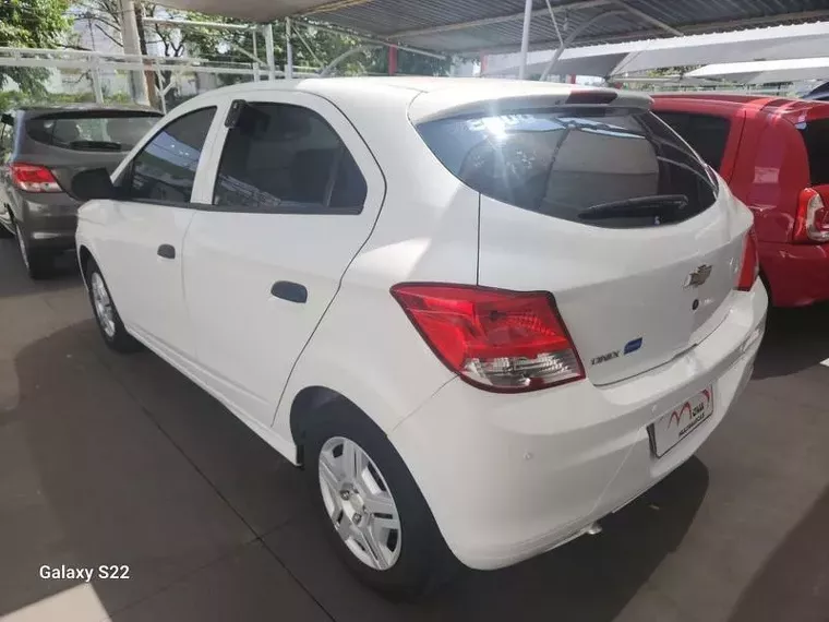 Chevrolet Onix Branco 9