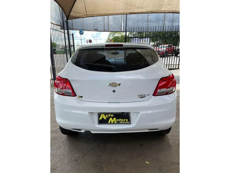 Chevrolet Onix Branco 10