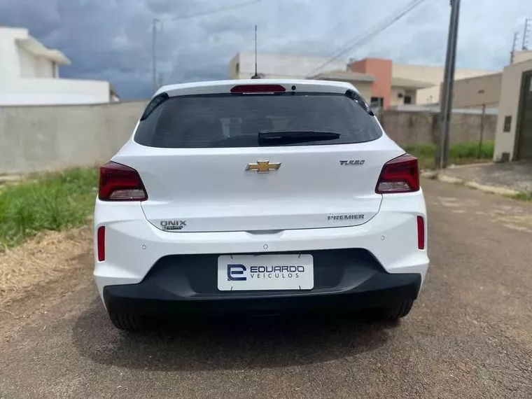 Chevrolet Onix Branco 2