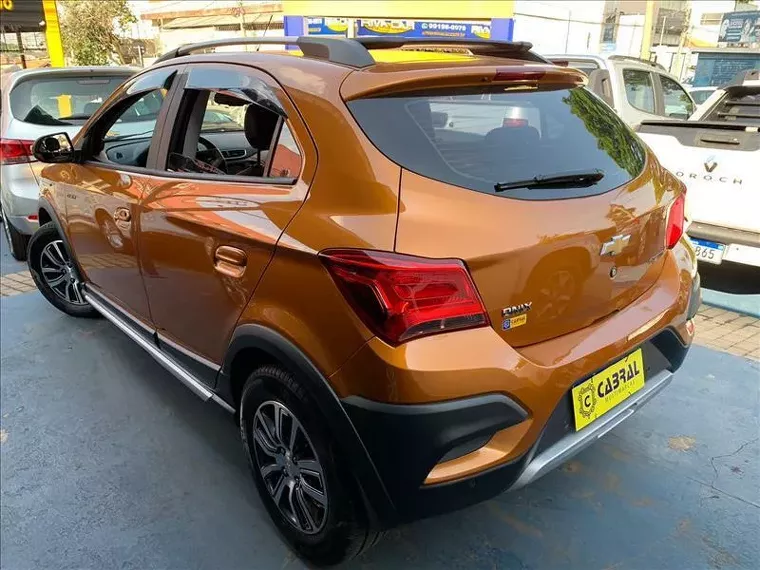 Chevrolet Onix Laranja 3