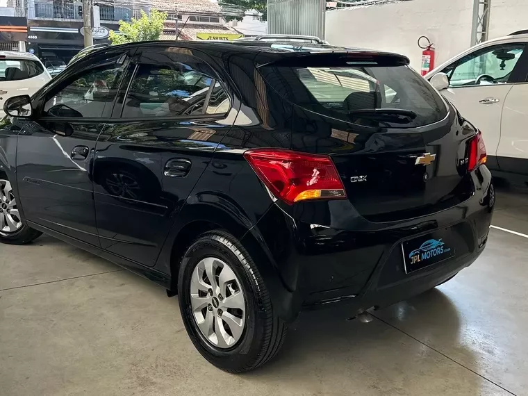 Chevrolet Onix Preto 14