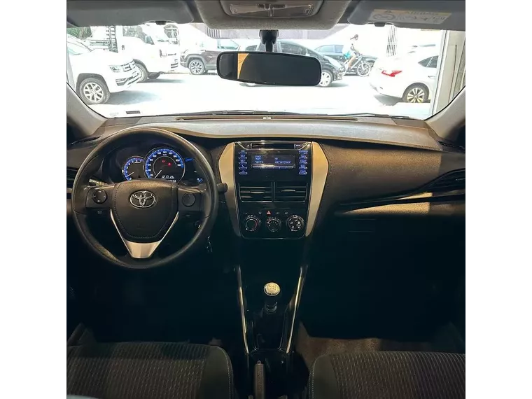 Toyota Yaris Preto 11