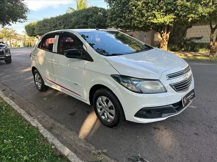 Chevrolet Onix Branco 1