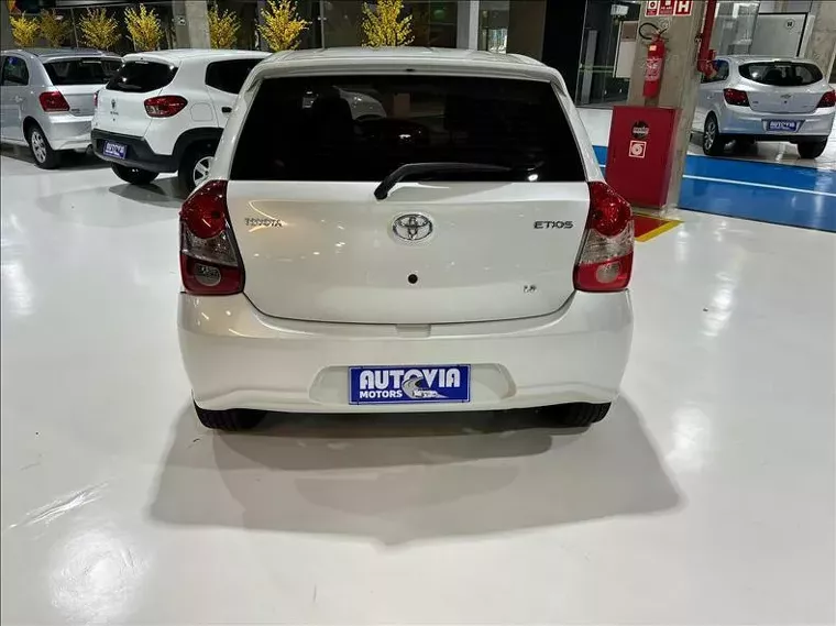 Toyota Etios Branco 7