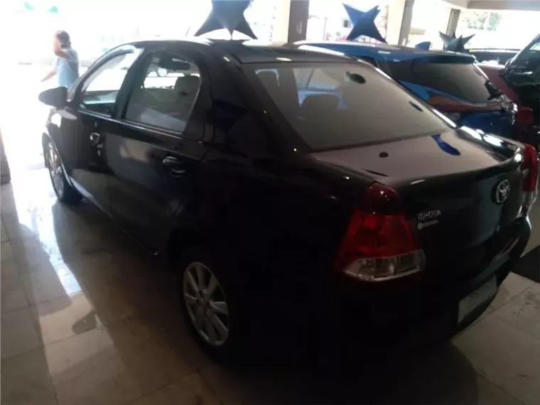 Toyota Etios Preto 7