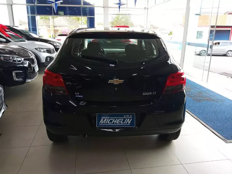 Chevrolet Onix Preto 2