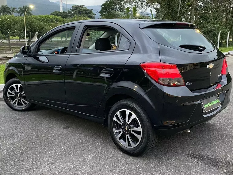 Chevrolet Onix Preto 12