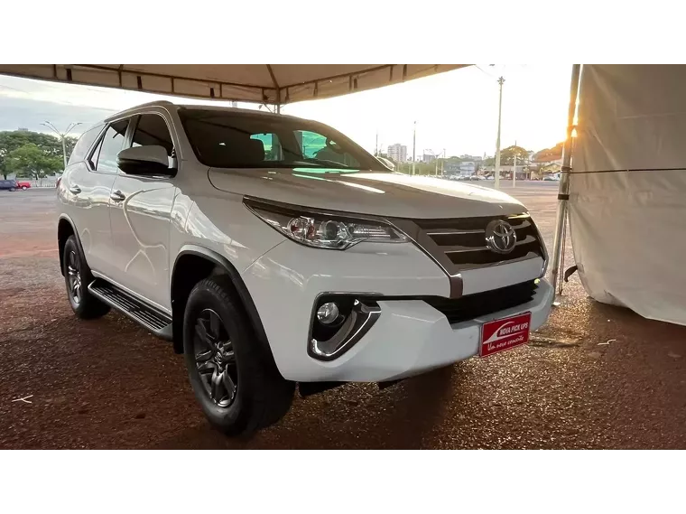 Toyota Hilux SW4 Branco 4