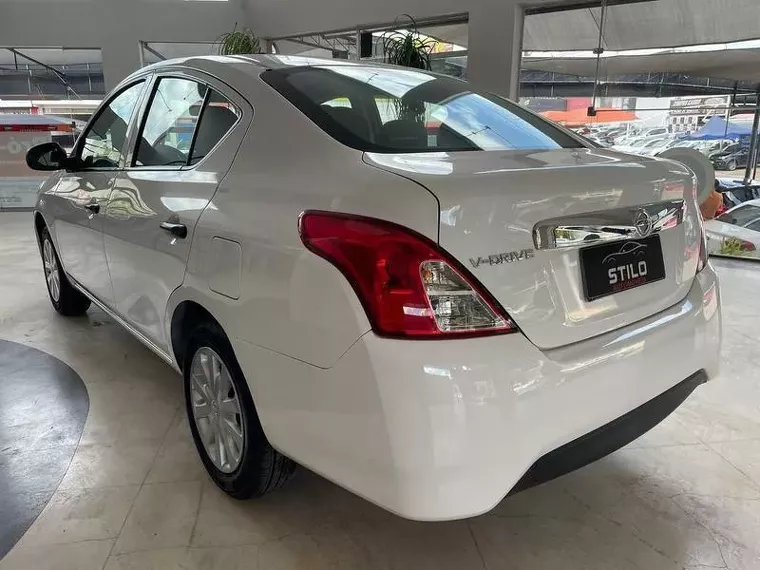 Nissan Versa Branco 9