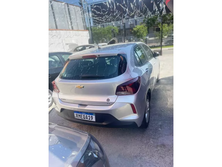 Chevrolet Onix Prata 3