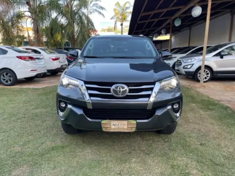 Toyota Hilux SW4 Cinza 4