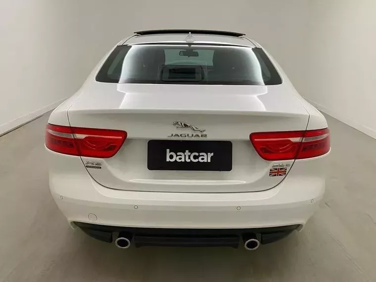 Jaguar XE Branco 17