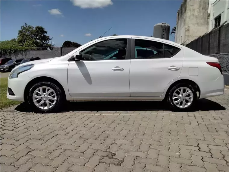 Nissan Versa Branco 10