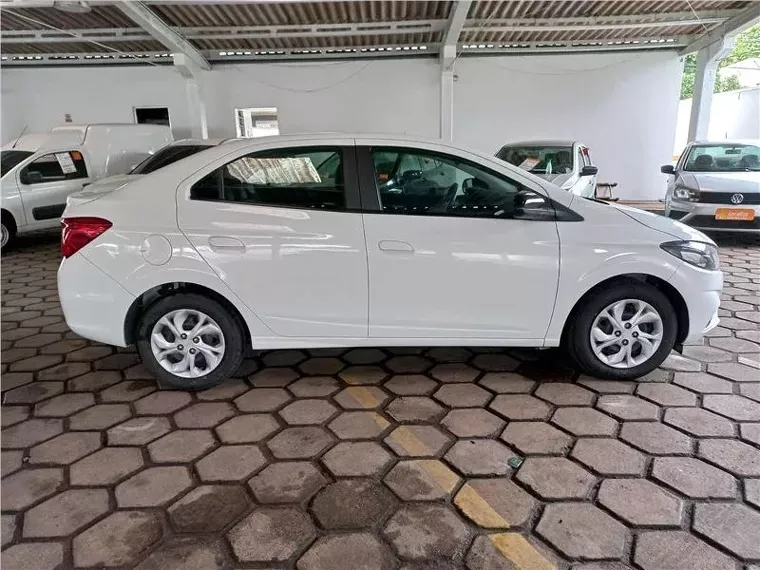 Chevrolet Onix Branco 3