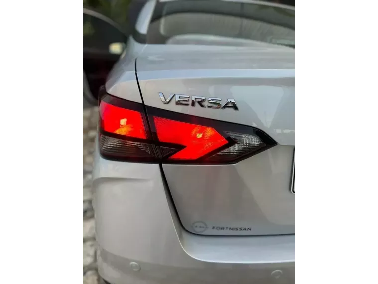 Nissan Versa Prata 5