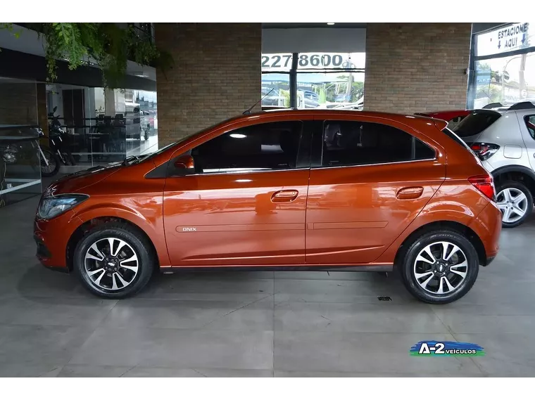 Chevrolet Onix Laranja 3