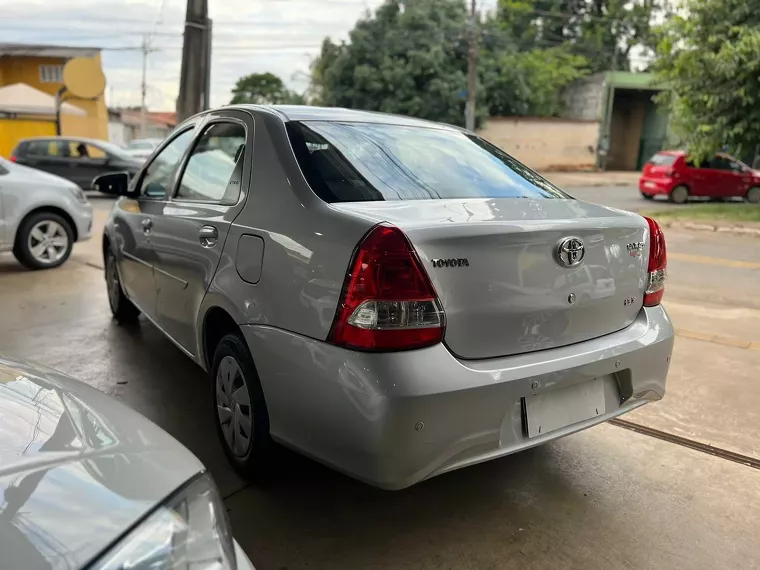 Toyota Etios Prata 6