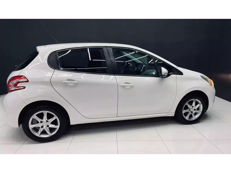 Peugeot 208 Branco 10